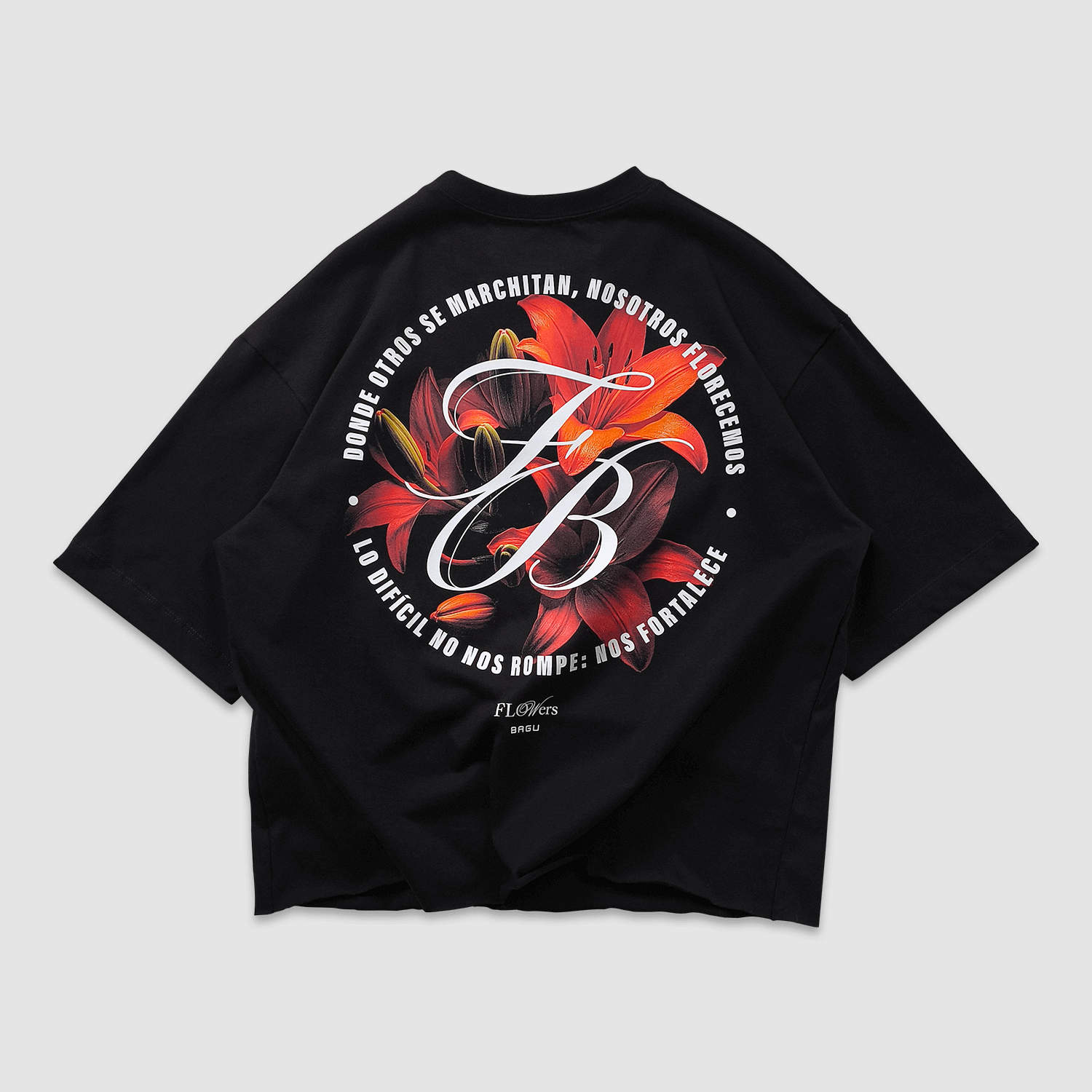 Camiseta negra boxy fit BAGU colección FLOWers con estampado floral en la espalda